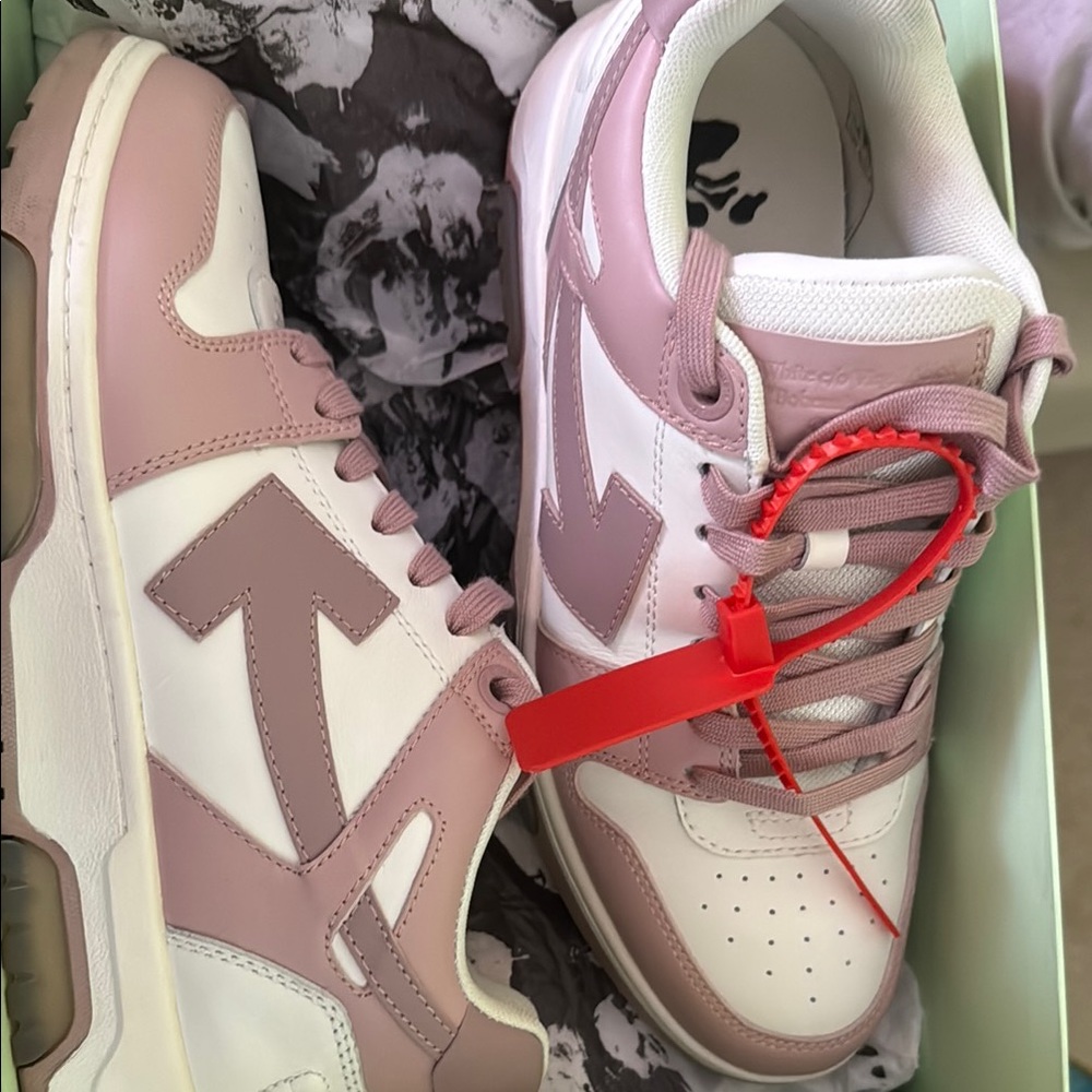 Off-White Out of Office Sneakers Size 9US/40EU